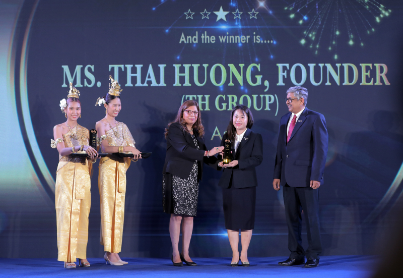Đại diện Tập đoàn TH nhận hai giải thưởng Global Brand Awards tại Bangkok (Thái  Lan). Ảnh: TH